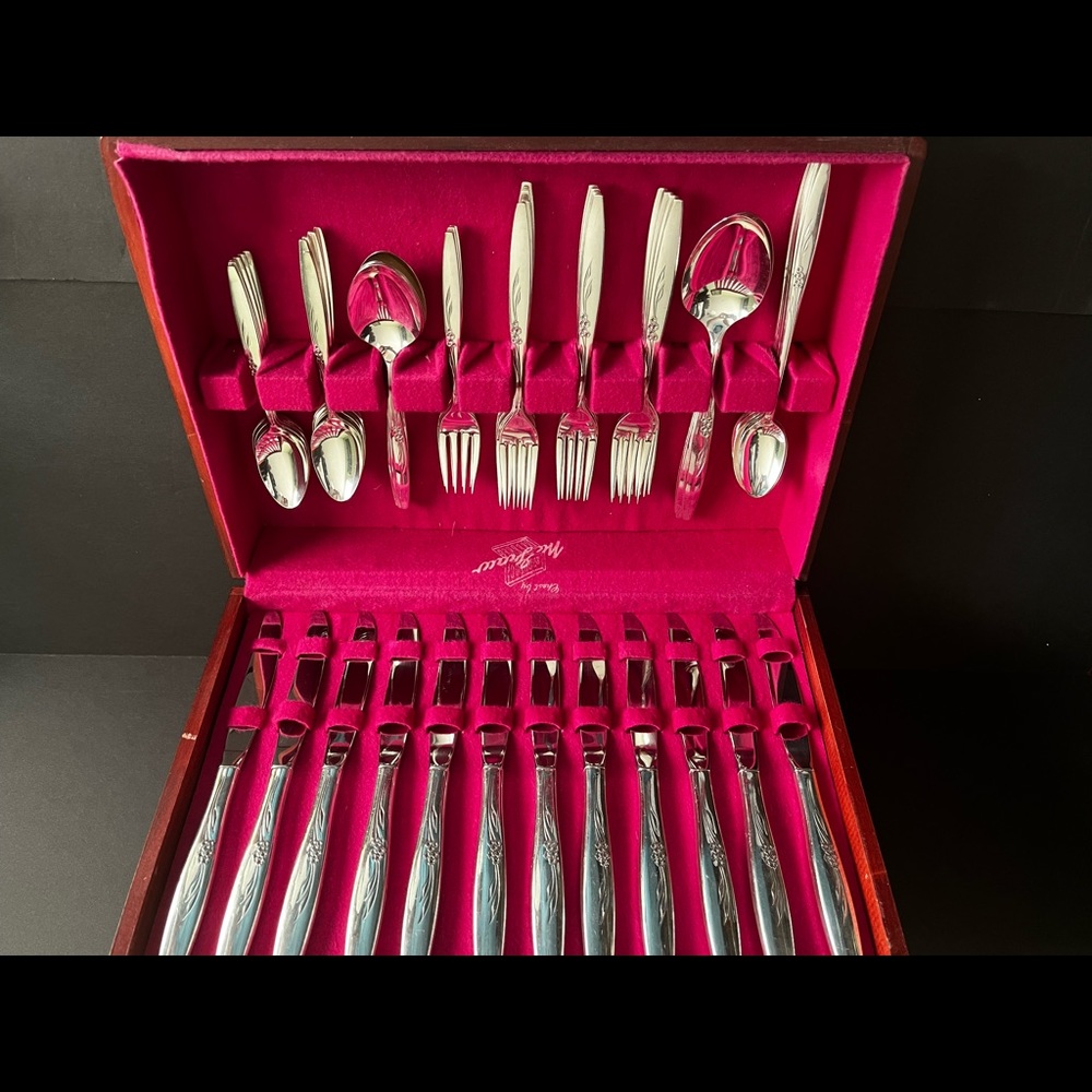 Oneida silver plate. Enchantment Gentle Rose pattern.